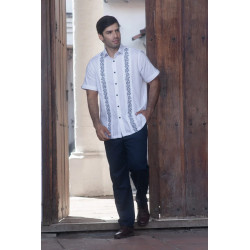 Camisa Blanca Bordada a Mano con Ramas Ornamentales
